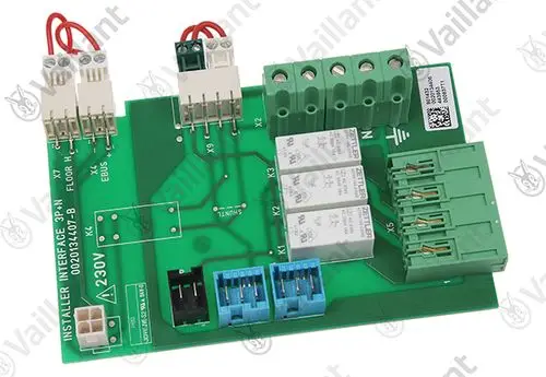 Leiterplatte von Vaillant mit mehreren Anschlussklemmen und Relais, geeignet zur Installation in Heizsystemen. Verschiedene Buchsen und Stecker sind erkennbar.